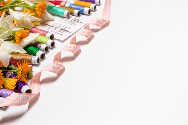 Наборы для вышивания разложены в ряд